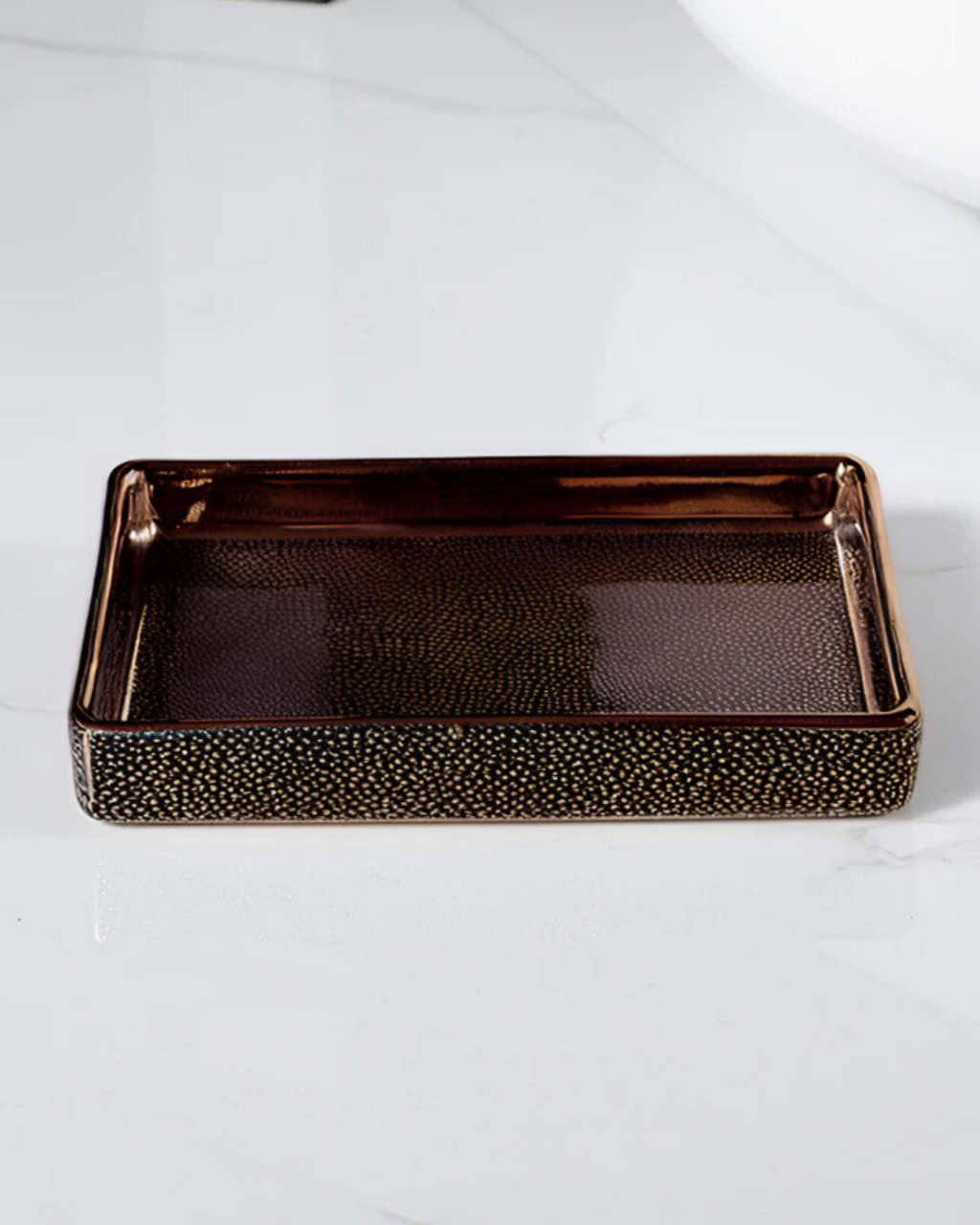 Opulisse – Luxe Badkamerset met Geraffineerde Textuur en Gouden Accenten