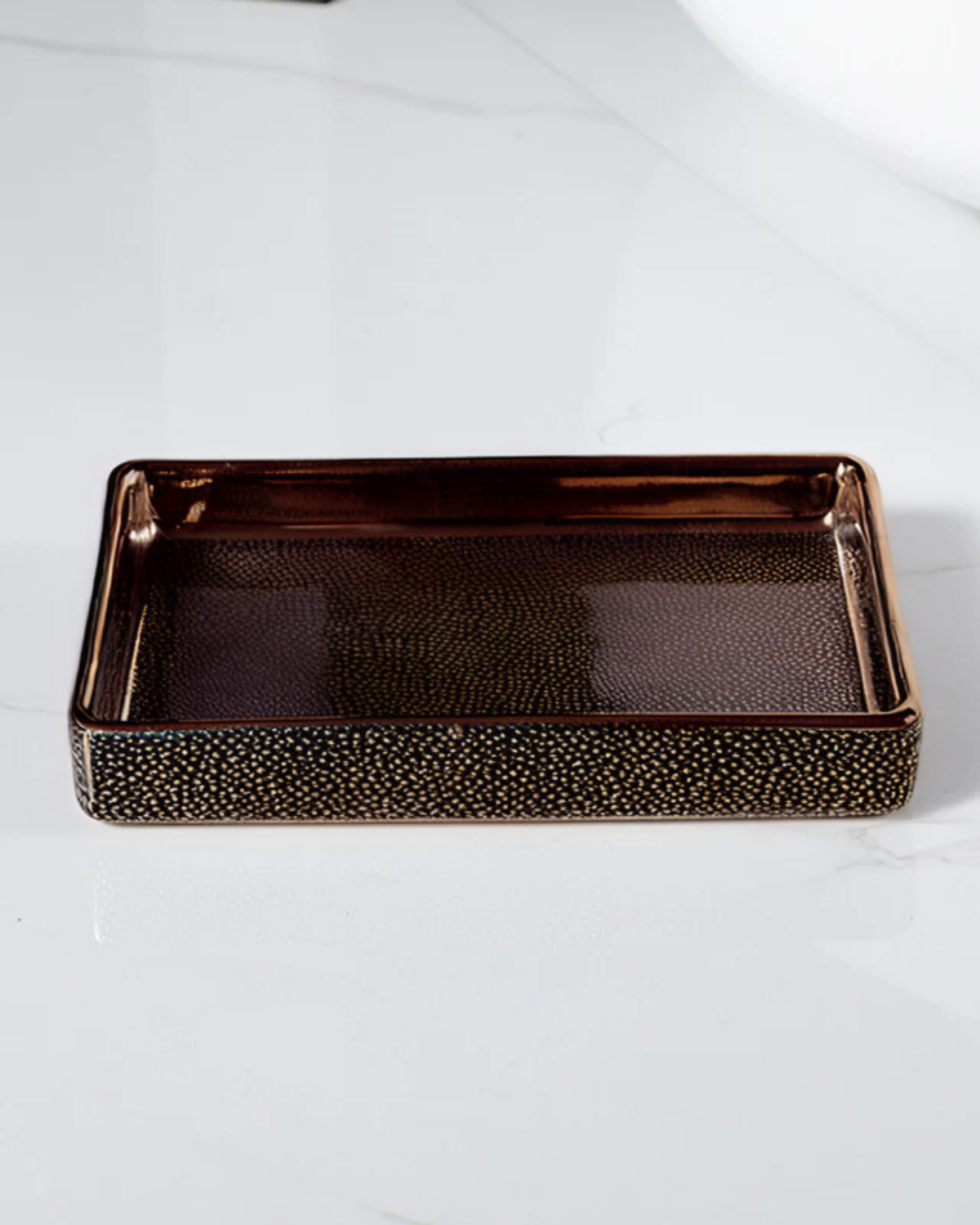 Opulisse – Luxe Badkamerset met Geraffineerde Textuur en Gouden Accenten