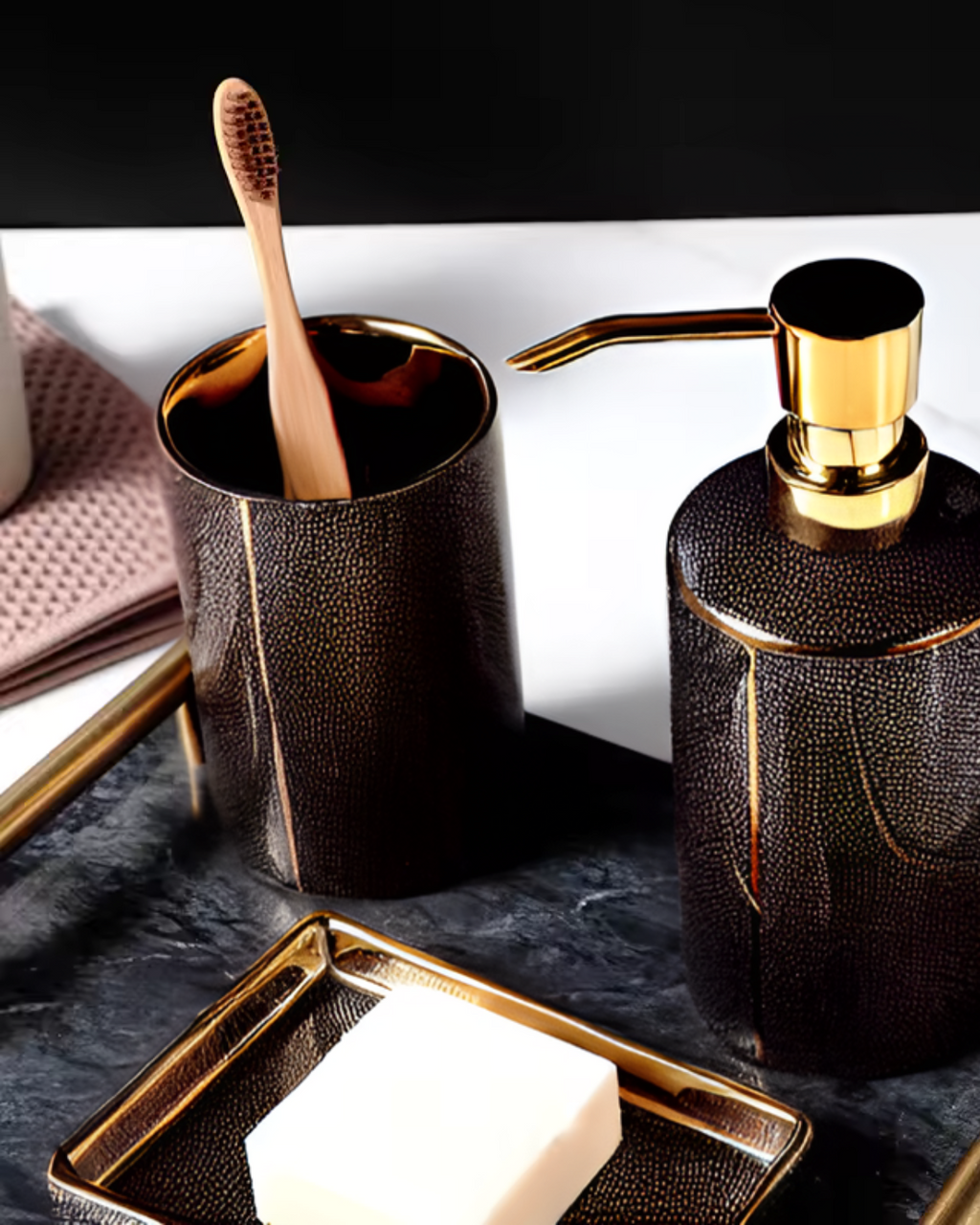 Opulisse – Luxe Badkamerset met Geraffineerde Textuur en Gouden Accenten