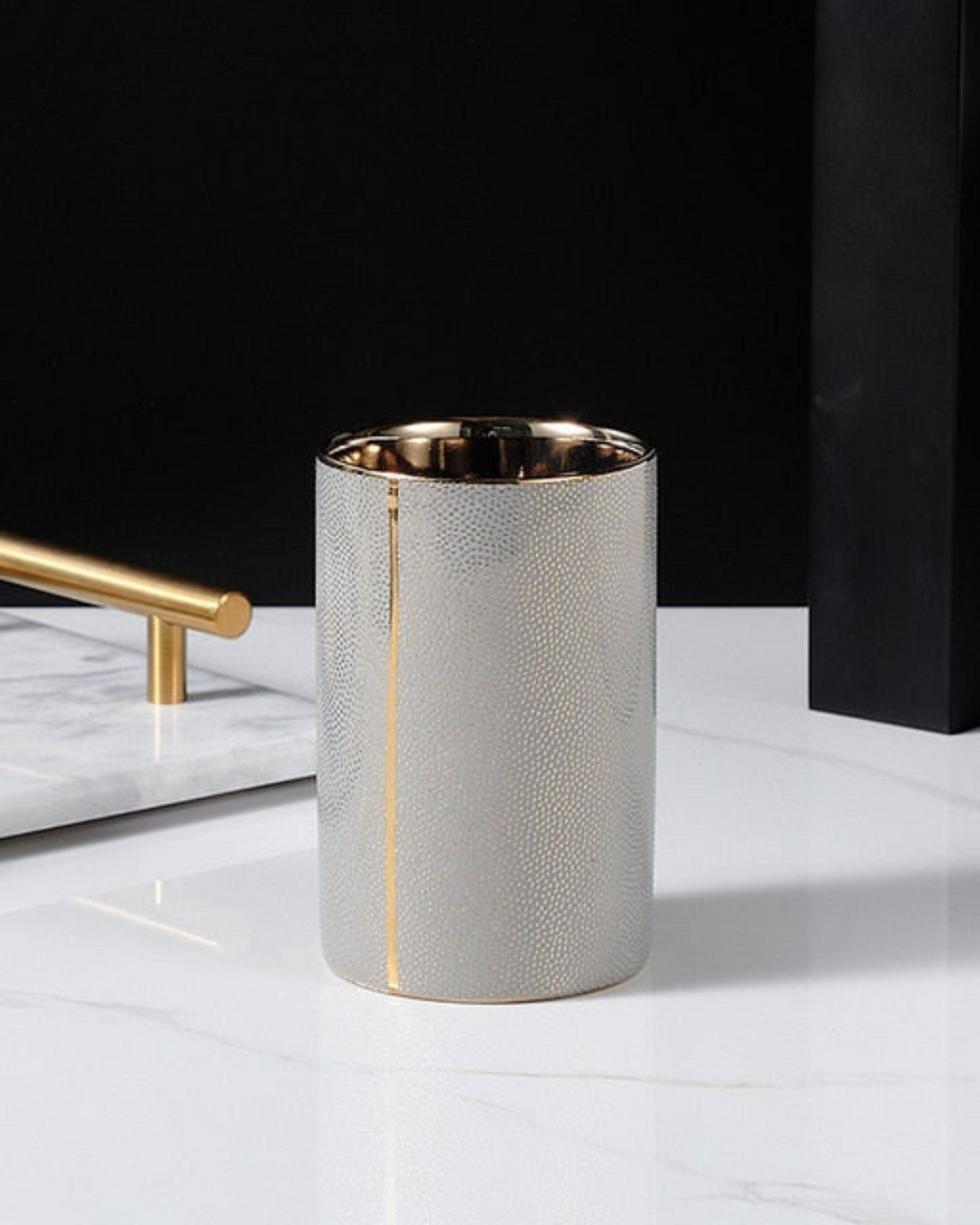 Opulisse – Luxe Badkamerset met Geraffineerde Textuur en Gouden Accenten