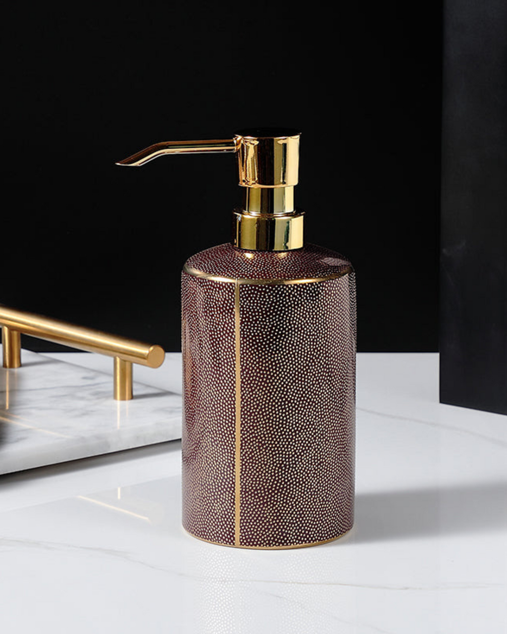 Opulisse – Luxe Badkamerset met Geraffineerde Textuur en Gouden Accenten