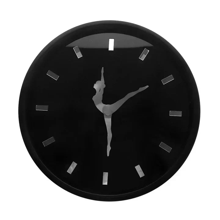 Elegante Wanduhr Mit Ballerina Silhouette Als Zeiger Leise Mechanik Und Minimale Markierungen Ideal Für Schlafzimmer