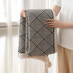 Schwarz-weißes geometrisches Design mit weicher Oberfläche für moderne Wohnakzente