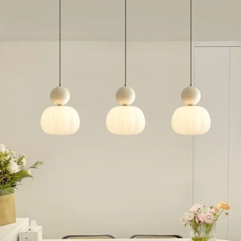 Elegante Deckenlampe Mit Texturiertem Kugeldesign Für Weiches Stimmungsvolles Licht Im Esszimmer Und Wohnzimmer