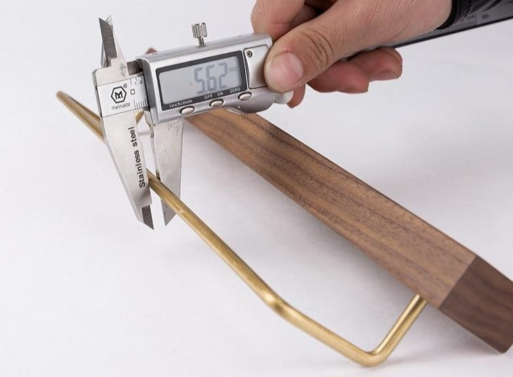 WoodCraft – Elegante Beukenhouten Handdoekrek met Messing Accenten